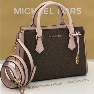 MICHAEL KORS HOPE MEDIUM MESSENGER POWDER BLUSH
